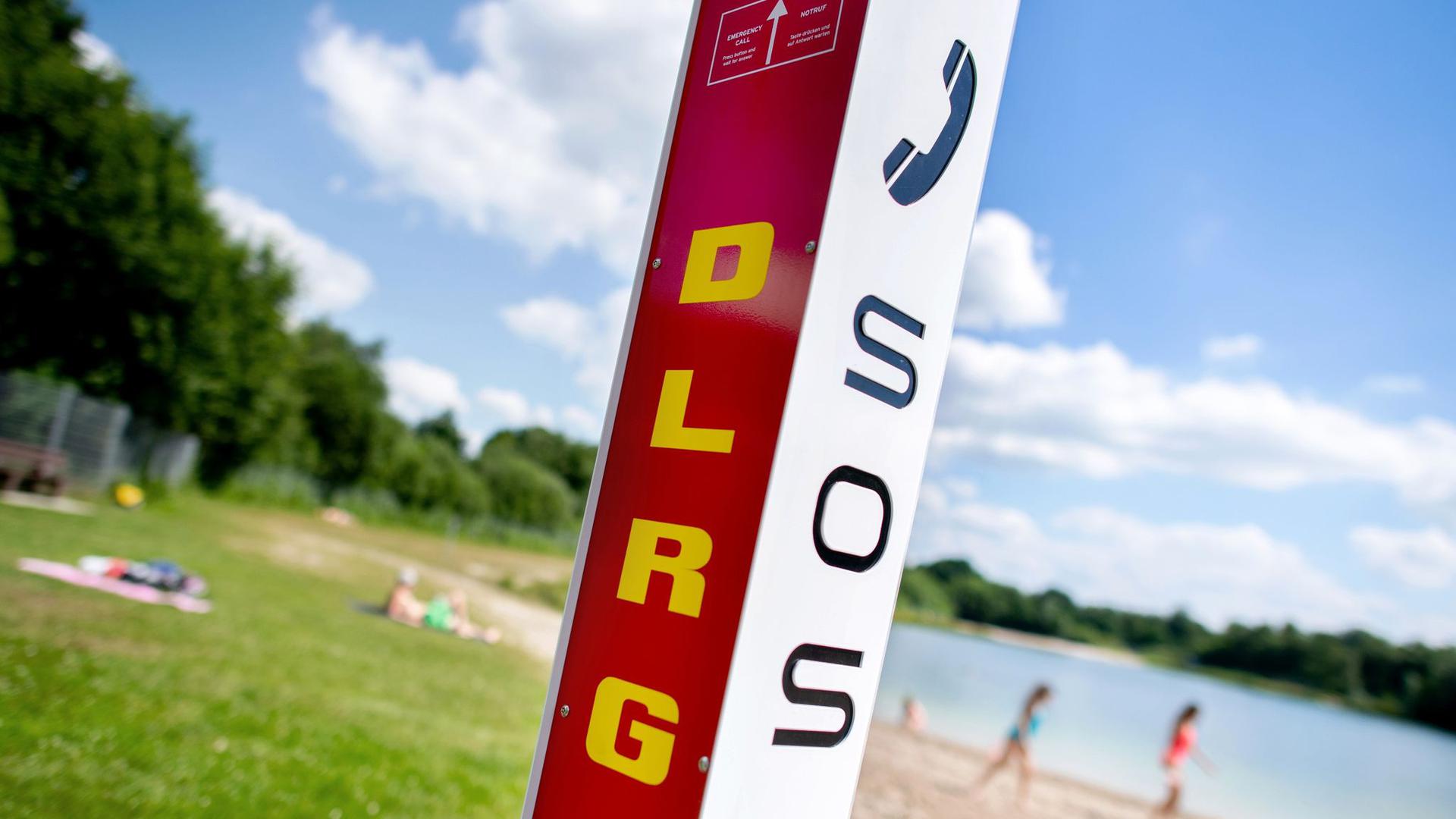 Eine Notrufsäule der DLRG an einem Badesee im Ortsteil Veenhusen im niedersächsischen Moormerland.