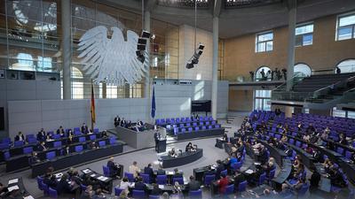 Bundesgesundheitsminister Karl Lauterbach spricht in der Debatte im Bundestag.