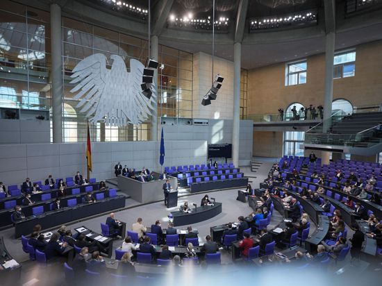 Bundesgesundheitsminister Karl Lauterbach spricht in der Debatte im Bundestag.