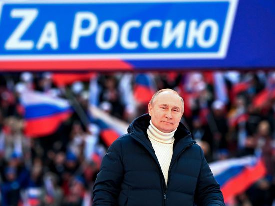 Wladimir Putin hält am achten Jahrestag der Einverleibung der Halbinsel Krim eine Rede in Moskau.