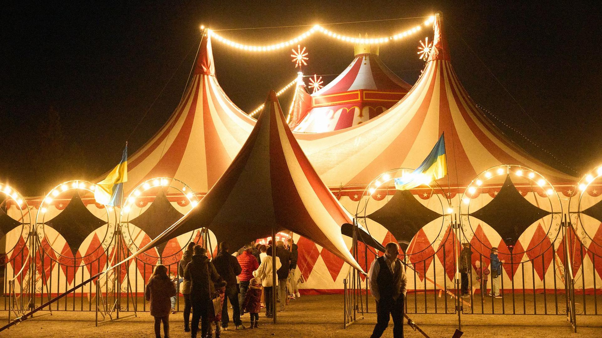Besucher stehen vor dem „Moskauer Circus“ Schlange, um dort das Talent russischer und ukrainischer Artisten bewundern zu dürfen.