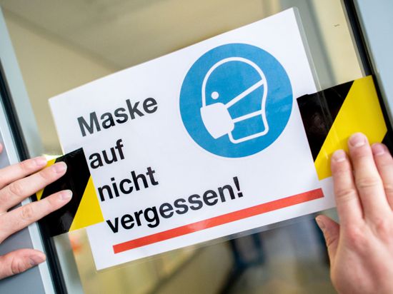 Schild mit der Aufschrift „Maske auf nicht vergessen!“ im Neuen Gymnasium in Oldenburg.