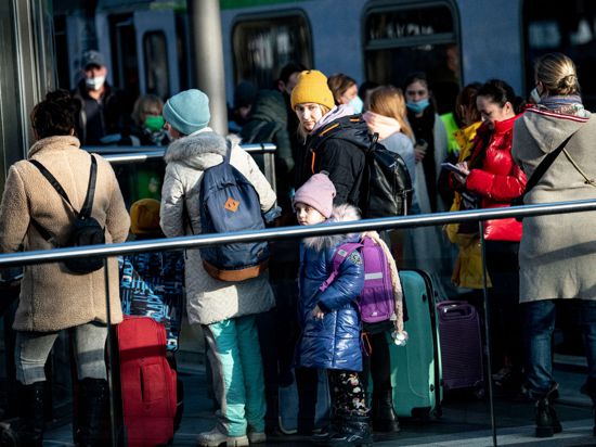 Aus der Ukraine vertriebene Menschen kommen am Berliner Hauptbahnhof an.