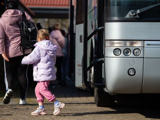 Ukrainische Flüchtlinge steigen an einer Flüchtlingsunterkunft in Niedersachsen aus einem Bus.