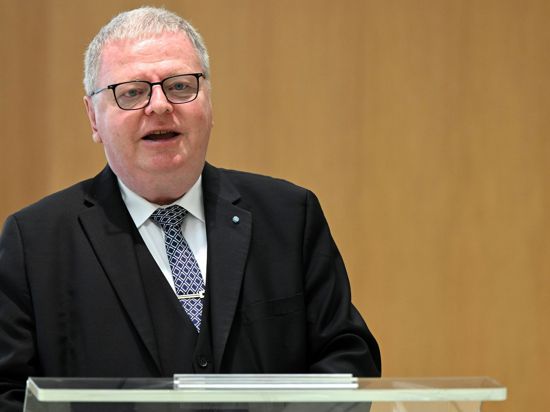 Clemens Lückemann trägt die Ergebnisse der Expertenkommission vor.