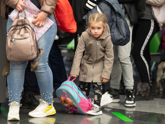 Ein Flüchtlingskind aus der Ukraine nach ihrer Landung auf dem Flughafen Frankfurt.