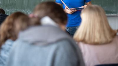 Ein Lehrer unterrichtet in einer Sinsheimer  Realschule.