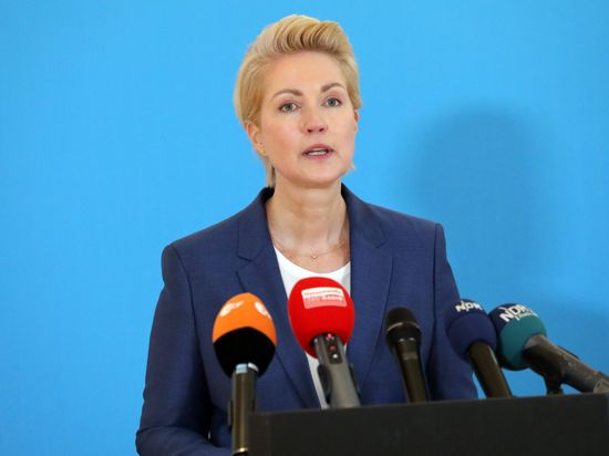 Manuela Schwesig (SPD), Ministerpräsidentin von Mecklenburg-Vorpommern, spricht auf einer Pressekonferenz.