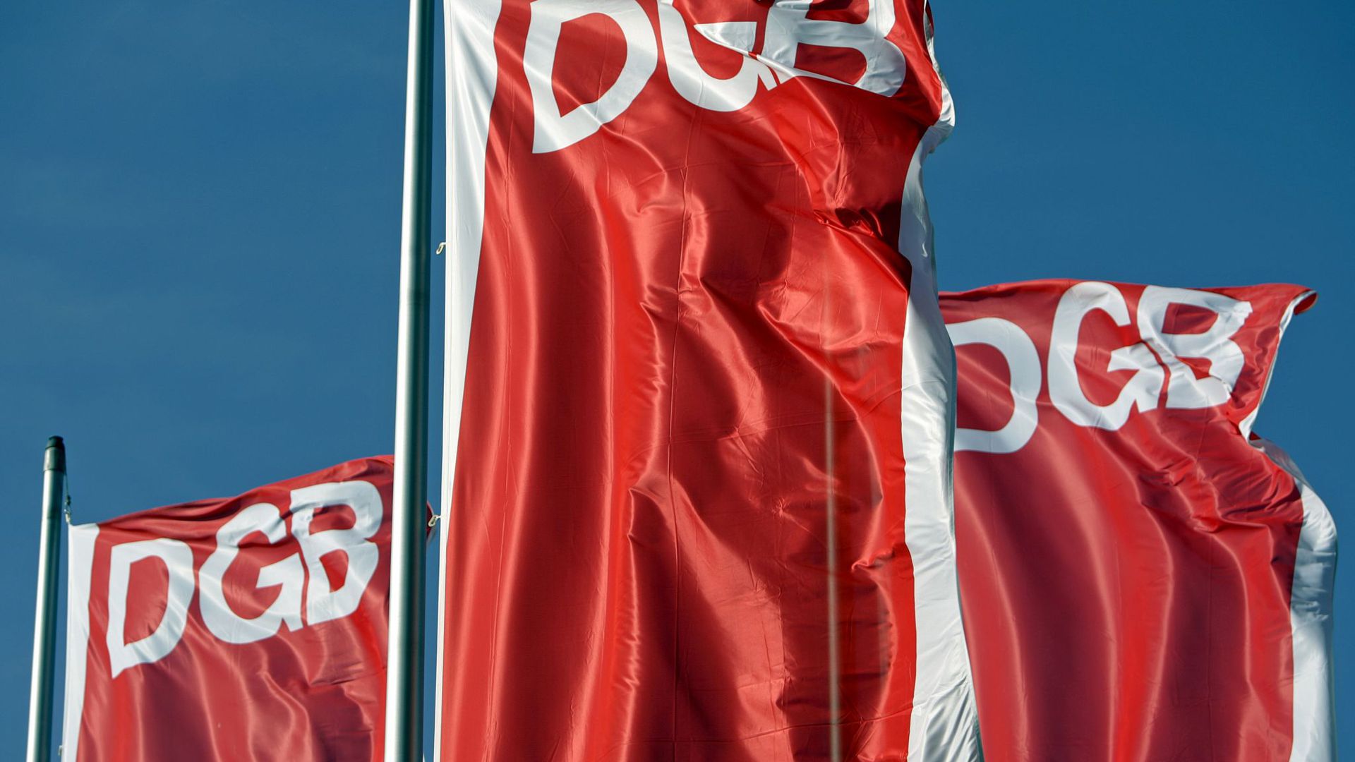 Fahnen des Deutschen Gewerkschaftsbunds (DGB) in Leipzig. Die Organisation kritisiert die erwogene Lockerung der Corona-Regelungen – die Regierung dürfe sich laut DGB-Vorstandsmitglied Anja Piel nicht aus der Verantwortung stehlen.