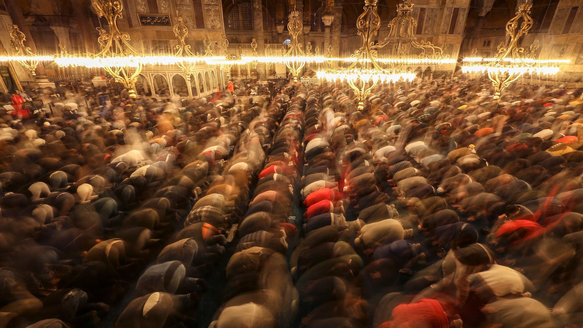 Muslime verrichten in der Hagia-Sophia-Moschee in Istanbul das erste „Tarawih“-Abendgebet des heiligen Fastenmonats Ramadan.