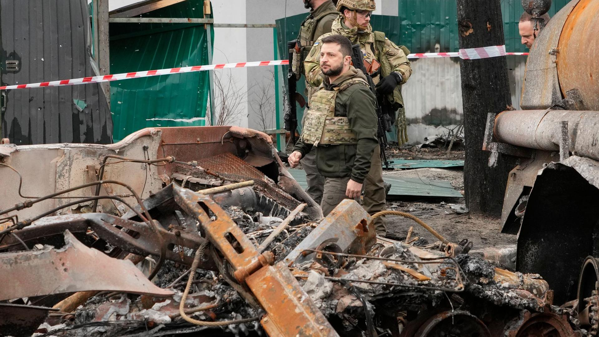 Wolodymyr Selenskyj besucht die zerstörte Stadt Butscha in der Nähe von Kiew.