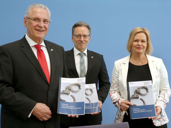 Der Bayerische Innenminister Joachim Herrmann, BKA-Präsident Holger Münch und Bundesinnenministerin Nancy Faeser stellen die Polizeiliche Kriminalstatistik 2021 vor.