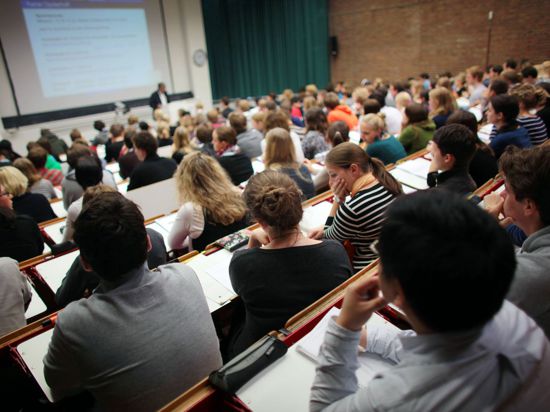 Studierende verfolgen eine Vorlesung an der Universität Köln. Bafög-Empfänger sollen zum Wintersemester fünf Prozent mehr Geld bekommen.