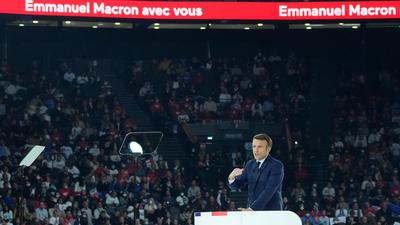 Frankreichs Präsident Emmanuel Macron, der sich mit der zentrischen Partei „La Republique en Marche (LREM)“ zur Wiederwahl stellt, bei einer Wahlkampfveranstaltung in Nanterre.