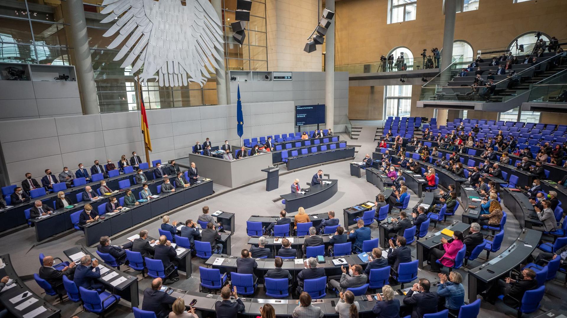 Im Bundestag fällt heute die Entscheidung über eine allgemeine Corona-Impfpflicht.