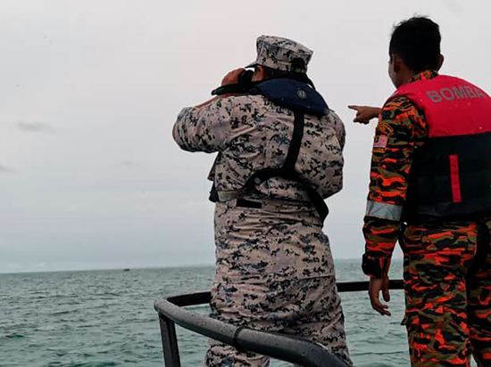 Retter suchen vor der Küste von Mersing in Johor, Malaysia nach ausländischen Tauchern. Zwei der drei vermissten Taucher aus Europa sind lebend geborgen worden.