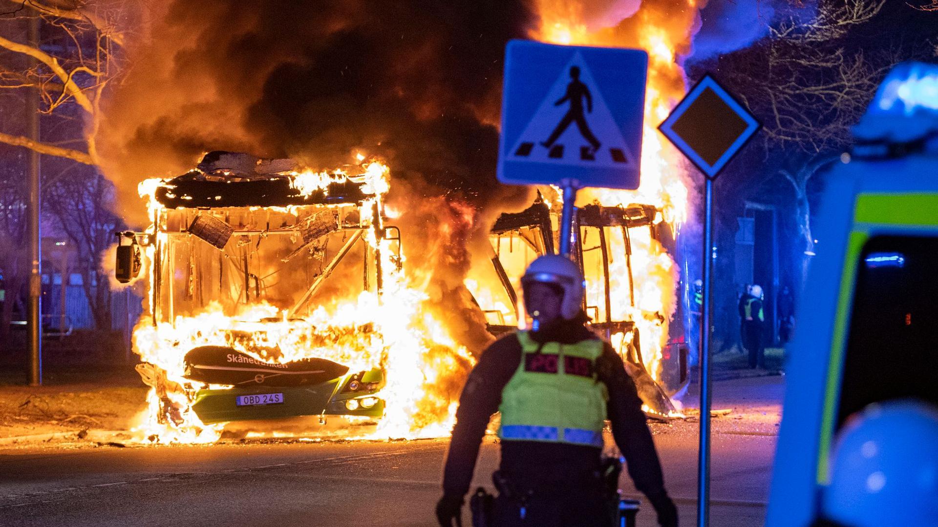 In Malmö stand in der Nacht ein Bus in Flammen, nachdem Unbekannte ein brennendes Objekt auf das Fahrzeug warfen.