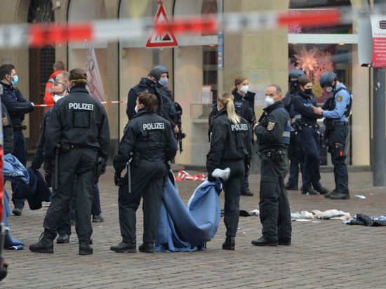 Polizistinnen und Polizisten in Trier am Tatort, wo ein Autofahrer mehrere Menschen erfasst und getötet hat.