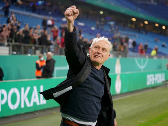 Freiburgs Trainer Christian Streich jubelt über den Sieg.