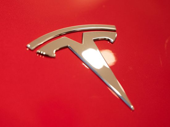 Das Tesla-Logo auf einem Fahrzeug in einem Berliner Showroom. Der Konzern kann weiterhin mit Rekordzahlen glänzen.