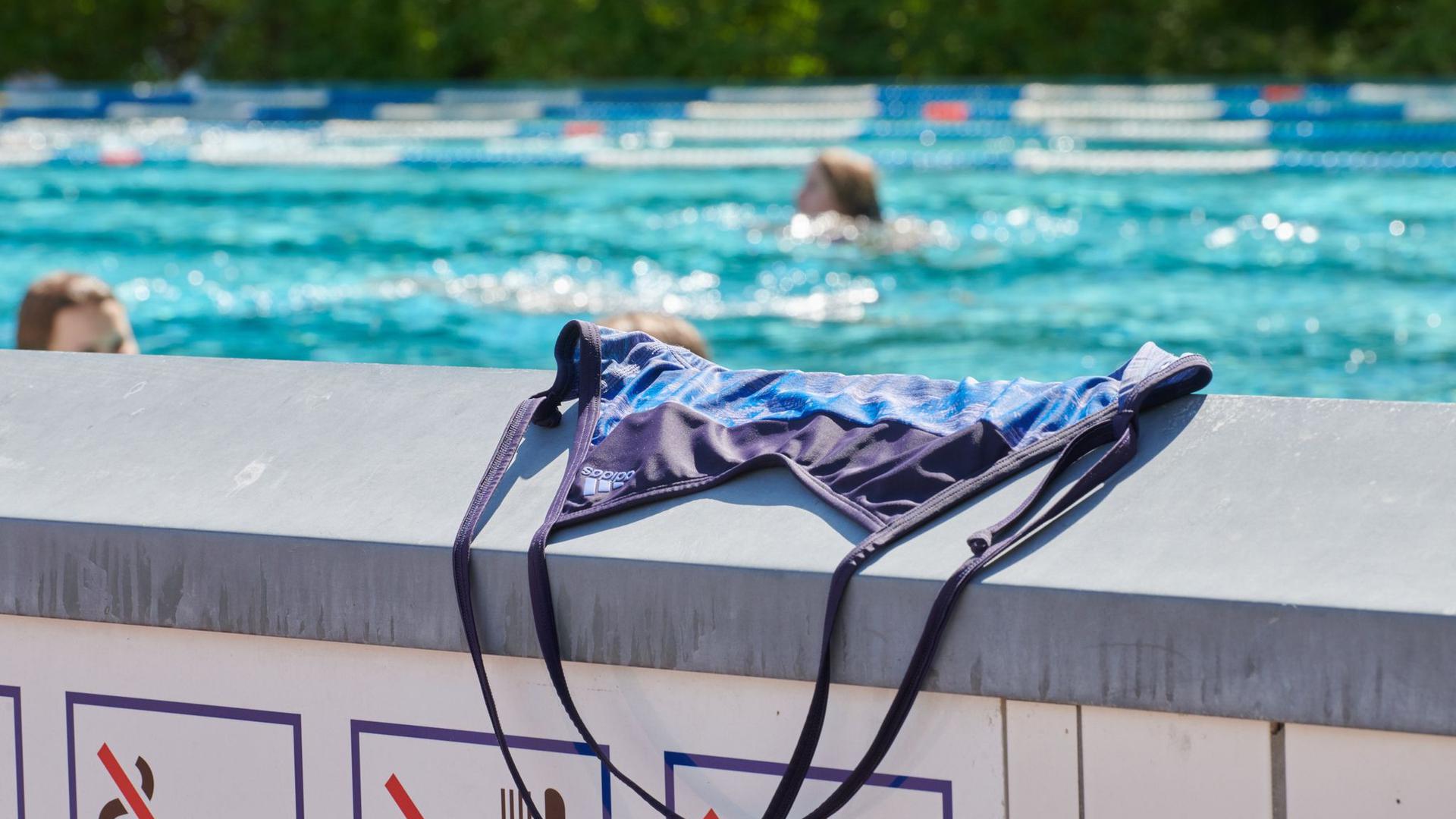 Oben rum frei dürfen sich im Schwimmbad bisher meist nur Männer zeigen. In Göttingen soll sich das ab Anfang Mai ändern. Dabei geht es den Oben-ohne-Befürwortern um mehr als dem Spaß am Nacktbaden.
