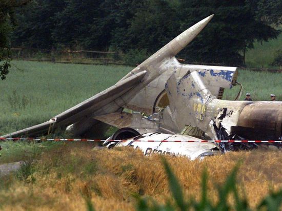 Das zerstörte Leitwerk der abgestürzten Tupolew-Maschine liegt bei Überlingen am Bodensee auf einem Feld (2002).