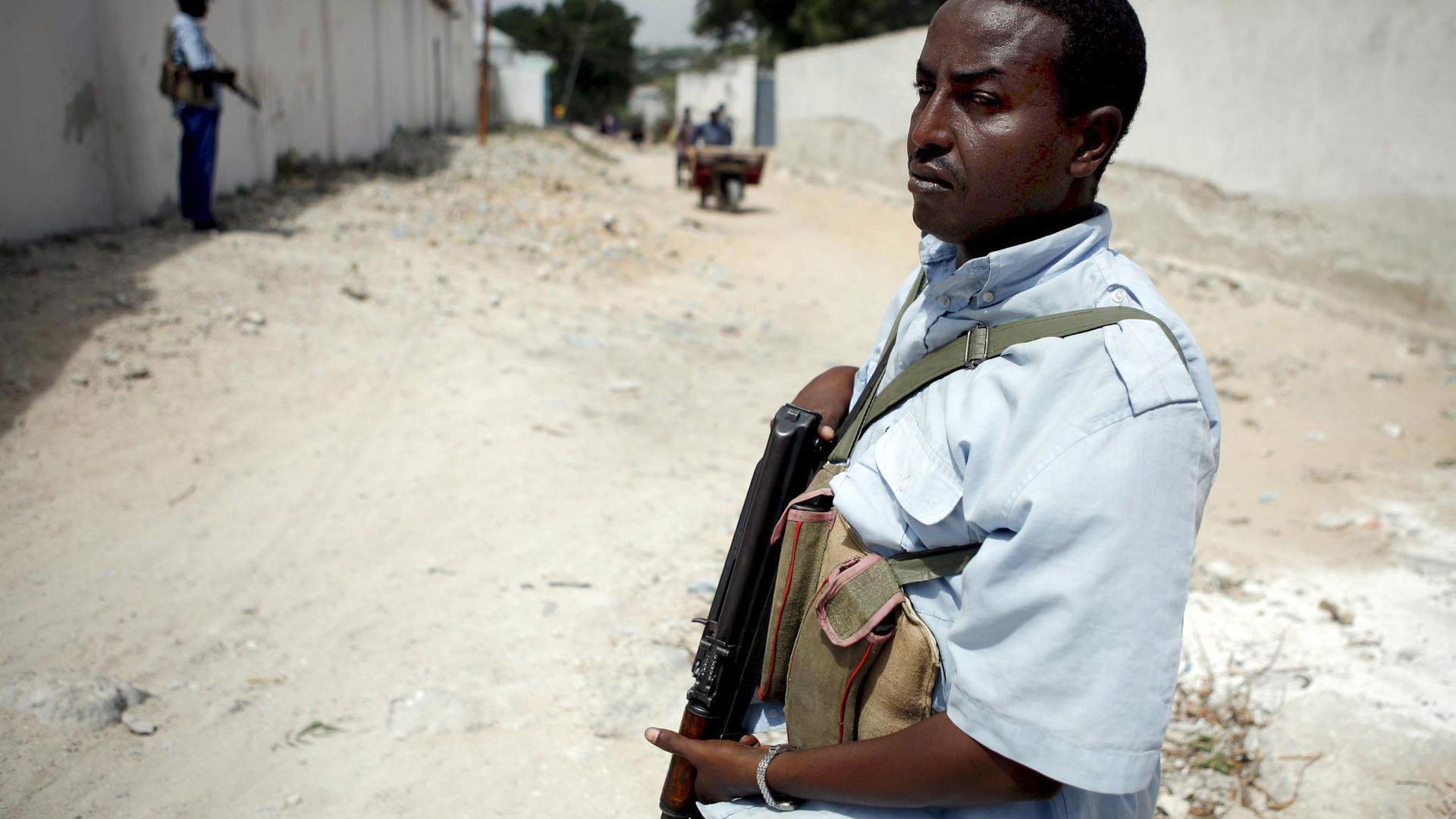 Ein schwer bewaffnetet Soldat hält in Mogadischu Wache: Die Terrorgruppe Al-Schaabab verübt immer wieder Anschläge auf Sicherheitskräfte und Zivilisten.