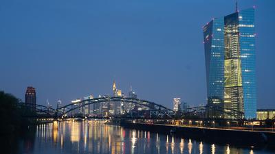 Das Gebäude der Europäischen Zentralbank in Frankfurt/Main. Nach dem jüngsten Zinsentscheid der US-Notenbank gerät die EZB unter Druck.