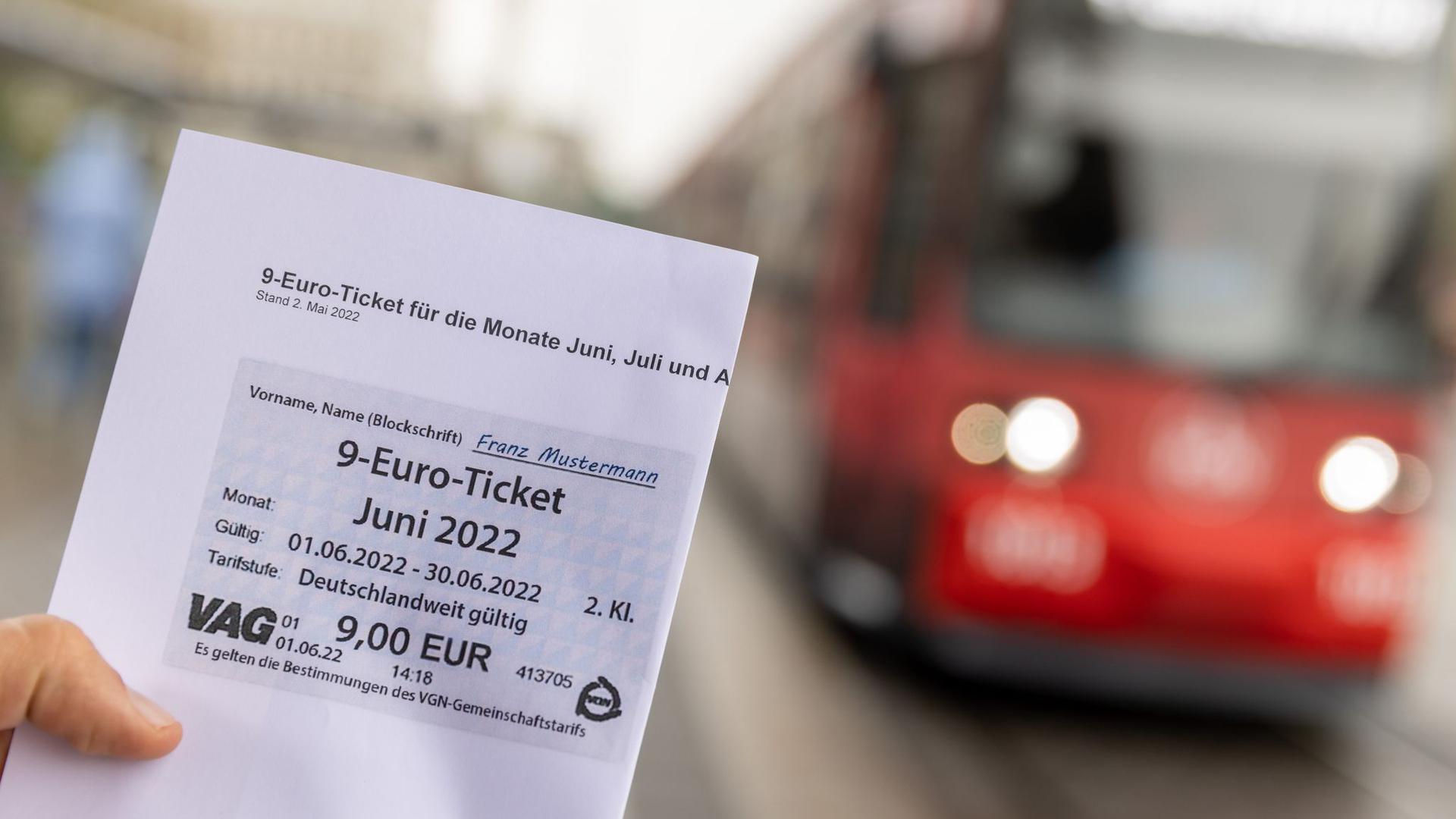 Ein Mitarbeiter der VAG (Verkehrs-Aktiengesellschaft Nürnberg) präsentiert den ausgedruckten Entwurf des 9-Euro-Tickets.