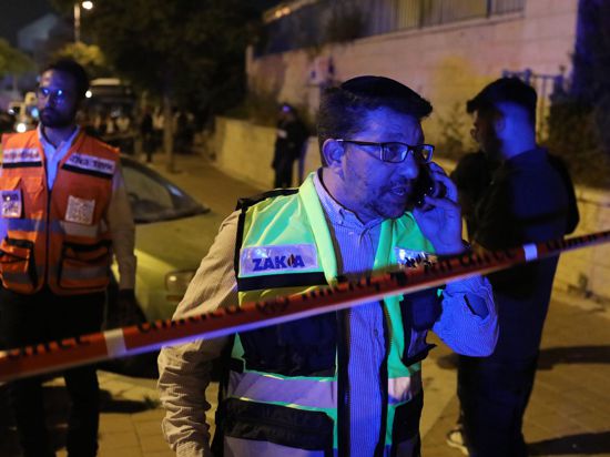 Eine Bluttat in Elad bei Tel Aviv hat mehrere Menschen das Leben gekostet.