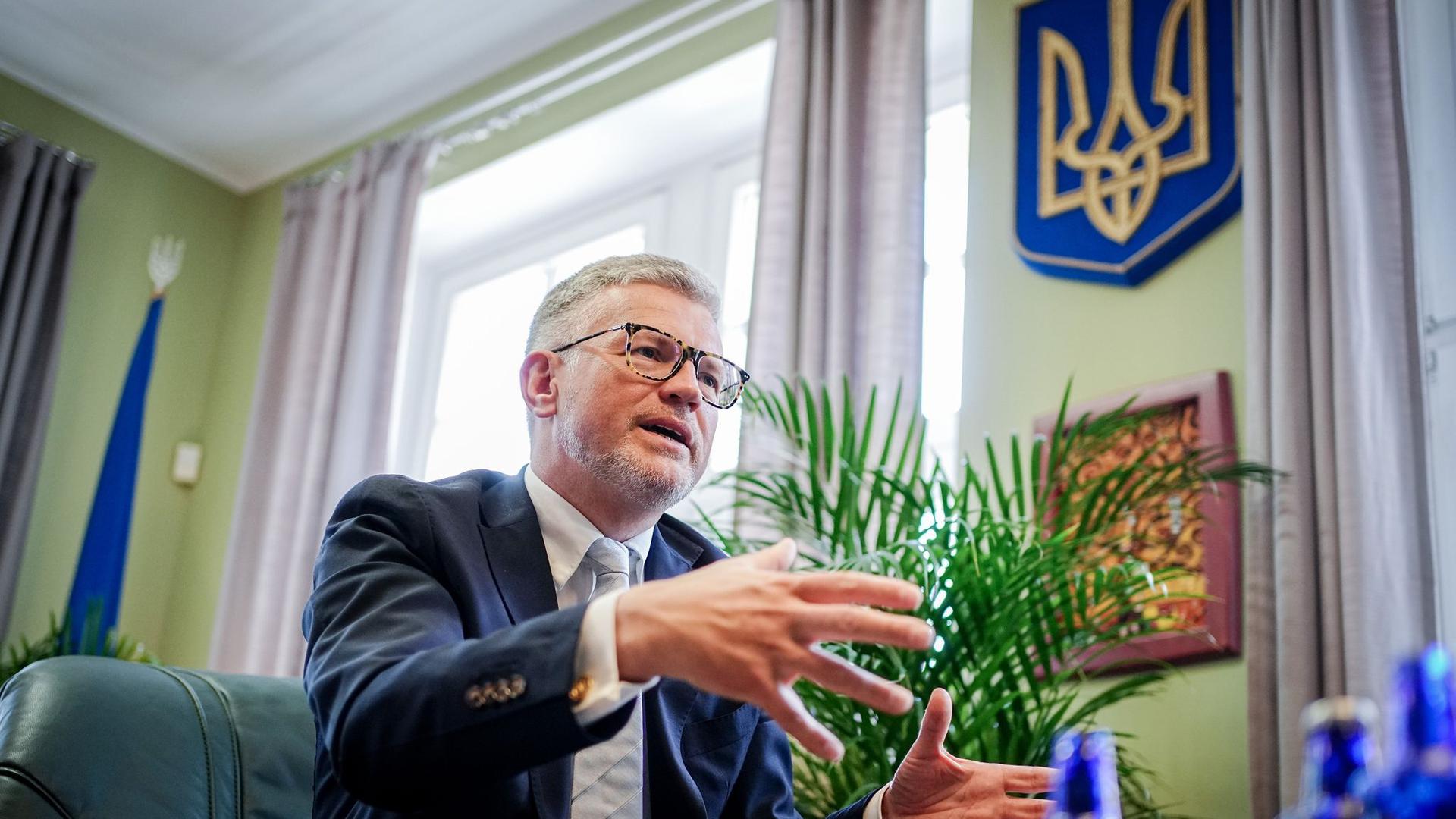 Andrij Melnyk, Botschafter der Ukraine in Deutschland, spricht in seinem Büro mit dpa-Journalisten.