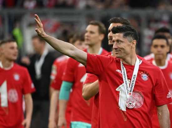Bayerns Robert Lewandowski winkt den Fans nach der Partie zu.