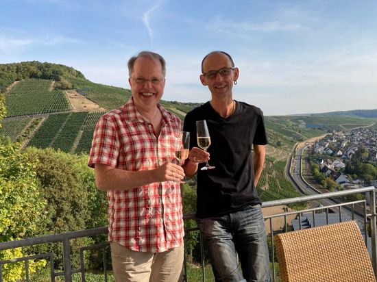Rainer Teuber (rechts) und sein Mann Karl-Heinz Armeloh während eines Urlaubs. Teuber, Museumspädagoge am Essener Dom, engagiert sich für #OutInChurch und #liebegewinnt.
