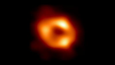Das erste Bild von Sagittarius A*, dem Schwarzen Loch im Zentrum unser Galaxie, rund 27.000 Lichtjahre von der Erde entfernt.
