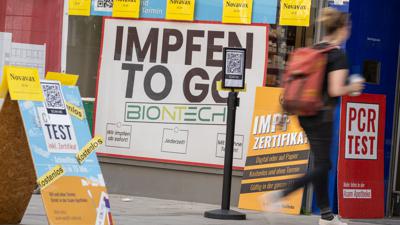 Eine Apotheke in der Münchener Innenstadt bietet „Impfen to go“ an – die Impfquote ist laut RKI seit mehreren Wochen fast unverändert.