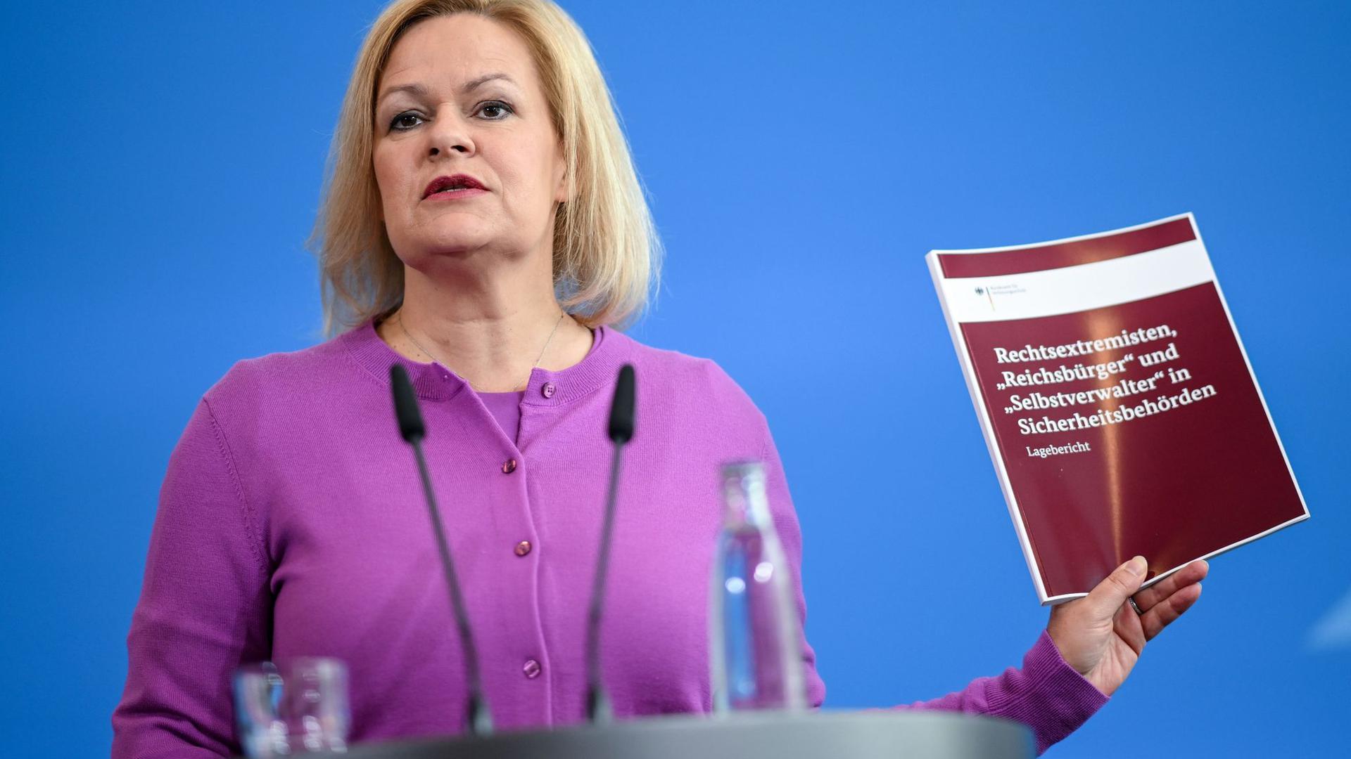 Innenministerin Nancy Faeser (SPD) informiert über den neuen Bericht zu Rechtsextremisten in Sicherheitsbehörden.
