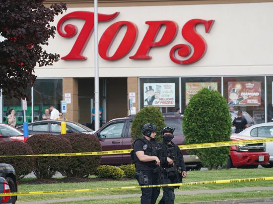 In einem Supermarkt in Buffalo wurden mehrere Menschen erschossen. War die Tat rassistisch motiviert?