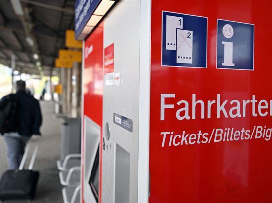Die Deutsche Bahn und viele Verbünde wollen das 9-Euro-Ticket ab dem 23. Mai zum Kauf anbieten.