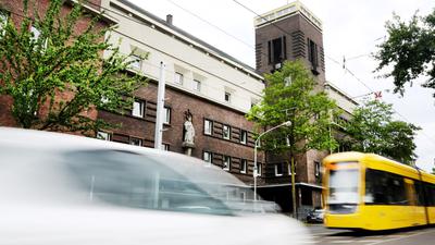 Nach dem mutmaßlich vereitelten Bombenanschlag auf eine Essener Schule hat der Generalbundesanwalt die Ermittlungen gegen den verdächtigen Gymnasiasten übernommen.