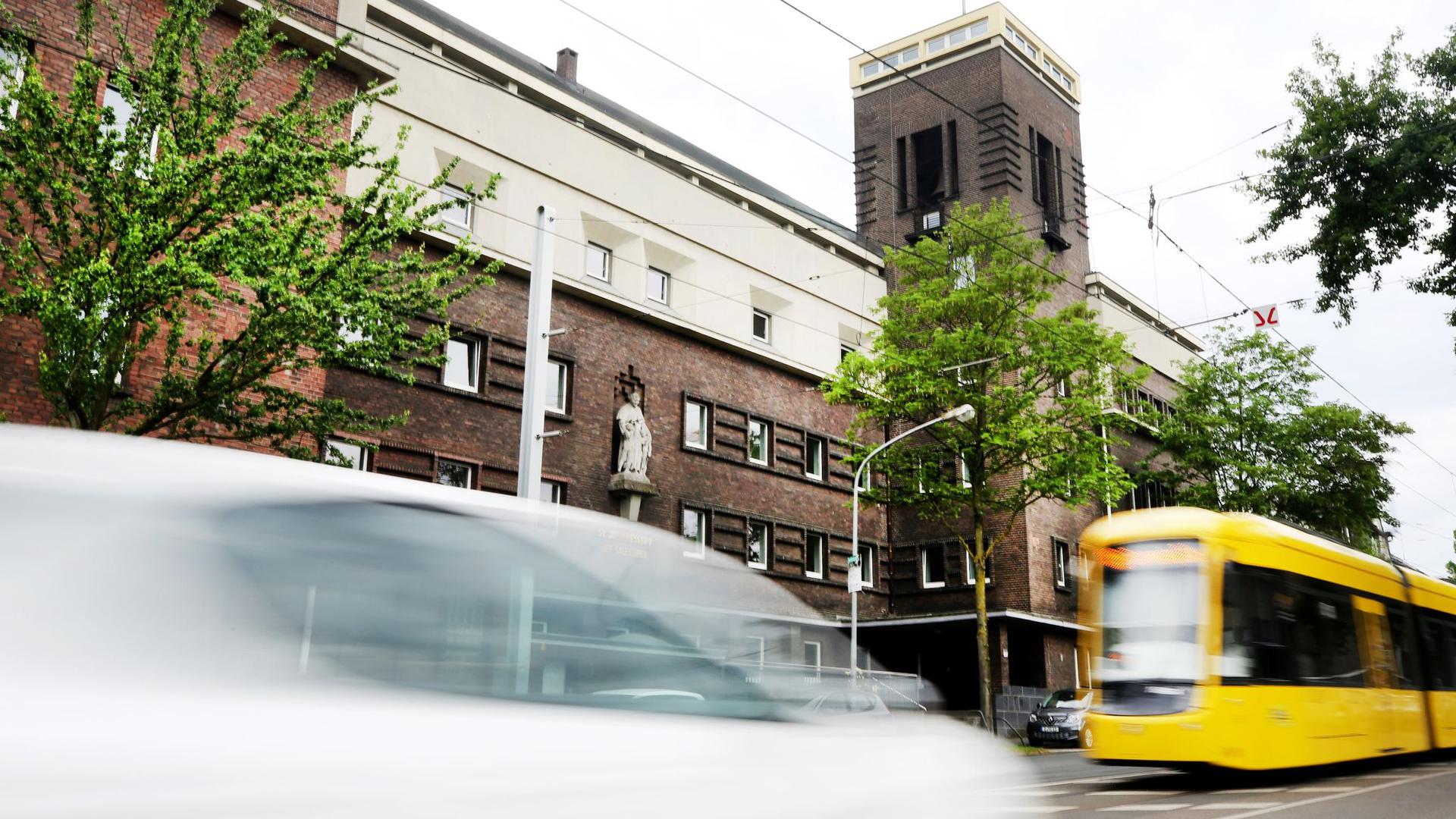Nach dem mutmaßlich vereitelten Bombenanschlag auf eine Essener Schule hat der Generalbundesanwalt die Ermittlungen gegen den verdächtigen Gymnasiasten übernommen.