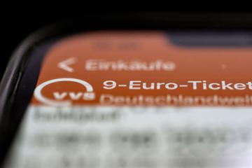 Ein 9-Euro-Ticket des Verkehrs- und Tarifverbund Stuttgart GmbH (VVS) auf einem Display eines Smartphones.
