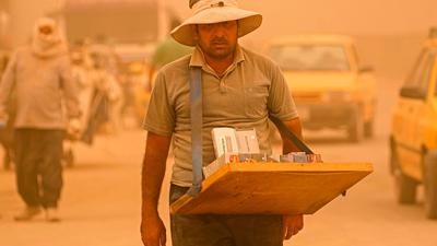 Straßenverkäufer während eines Sand- und Staubsturms in Bagdad. Dutzende von Menschen mussten mit Atembeschwerden in Krankenhäuser gebracht werden.