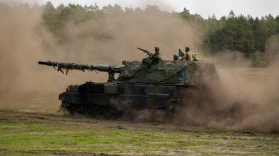 Eine Panzerhaubitze 2000 der Bundeswehr fährt auf einem Übungsplatz. Scholz hatte die Aufrüstung der Bundeswehr als Konsequenz aus dem russischen Angriff auf die Ukraine angekündigt.