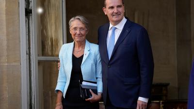 Jean Castex (r), scheidender Premierminister von Frankreich, begrüßt Elisabeth Borne, neu ernannte Premierministerin von Frankreich, in der Residenz des Premierministers.