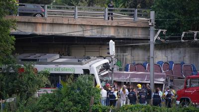 Bei dem Zusammenstoß eines Vorortzuges mit einem Güterzug in einem Vorort von Barcelona ist einer der beiden Lokomotivführer ums Leben gekommen.
