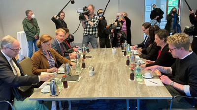 Die Vertreter der CDU sowie der Grünen sitzen bei den Sondierungsgesprächen zur Bildung einer neuen Regierung in Schleswig-Holstein.
