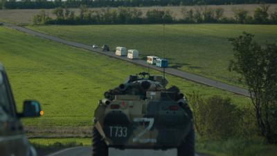 Busse mit ukrainischen Soldaten, die aus dem belagerten Stahlwerk Azovstal in Mariupol evakuiert wurden, fahren in Begleitung russischer Militärfahrzeuge zu einem Gefängnis in der „Volksrepublik“ Donezk.