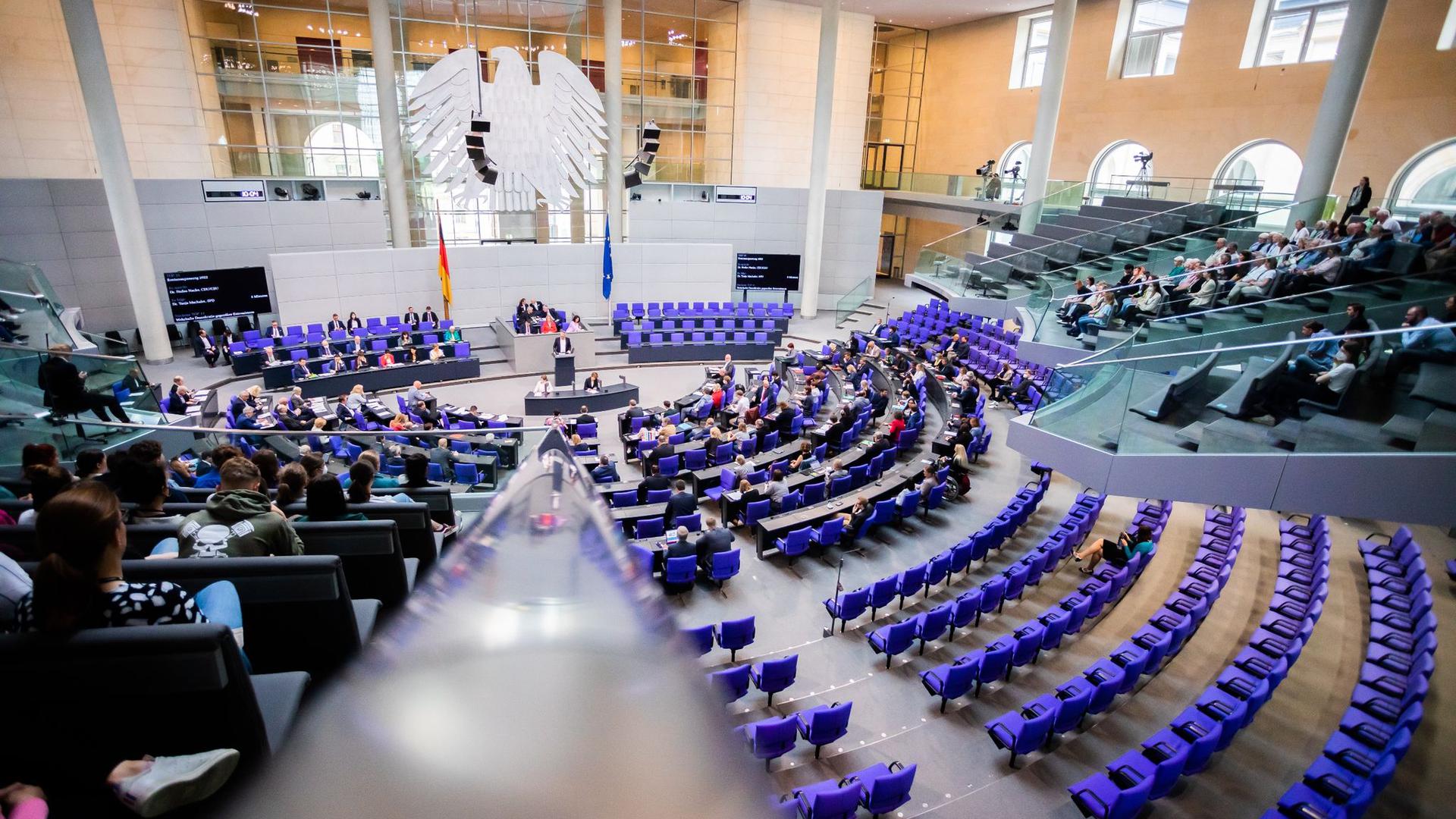 Das Plenum des Bundestages in Berlin. Dort wollen die Abgeordneten heute über die Zukunft der Sterbehilfe in Deutschland debattieren.