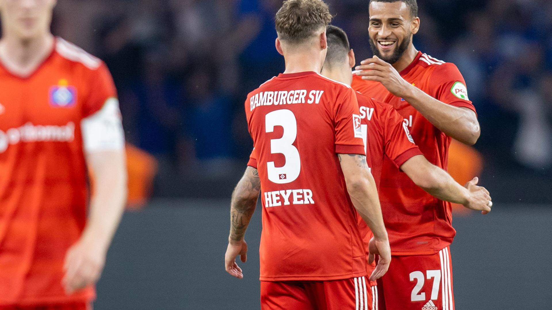 Moritz Heyer (l-r), Ludovit Reis und Josha Vagnoman vom Hamburger SV freuen sich über den Sieg.