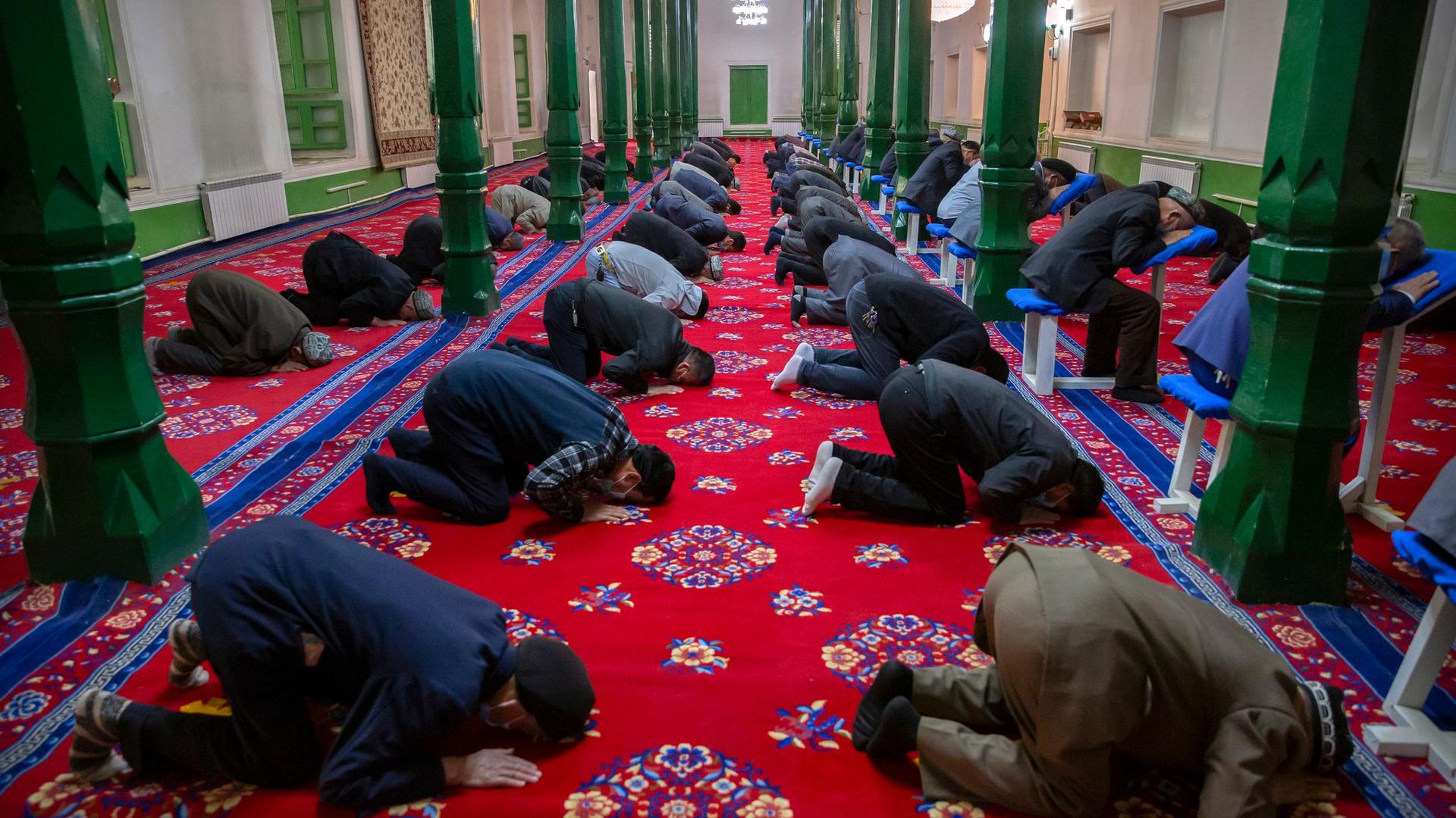 Uiguren beten während eines Gottesdienstes in einer Moschee in der Region Xinjiang im Westen Chinas.